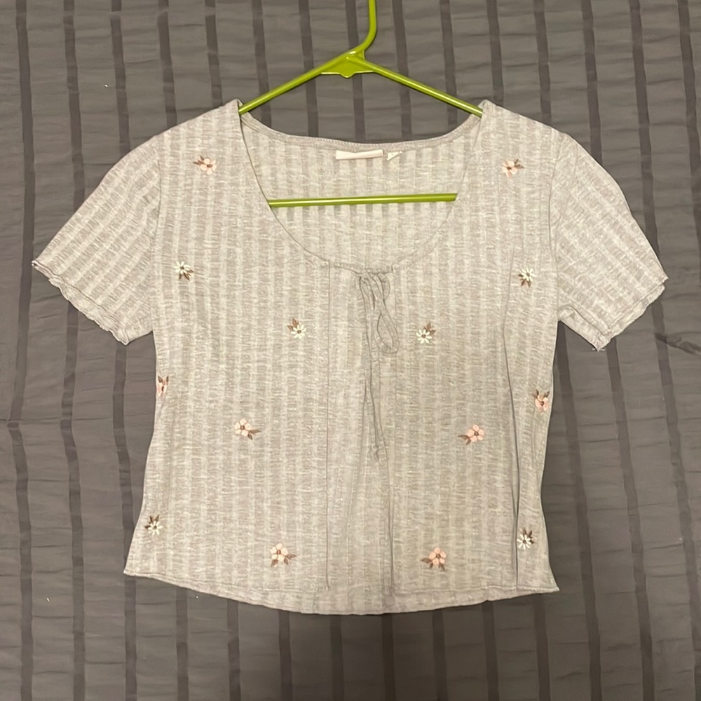Women’s gray tie crop top.